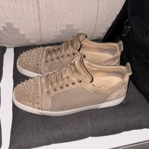 Louboutin skor - Tja! Säljer nu mina beiga riktigt snygga loubs. De är i storlek 43 men passar även 44. Är som nya utom att det saknas 1 spik på sidan av skon. De är såklart äkta och visas på sista bilden🤩 hör av dig om du har några frågor😊det tillkommer extrasnören, Louboutin påse och extraspikar🤩