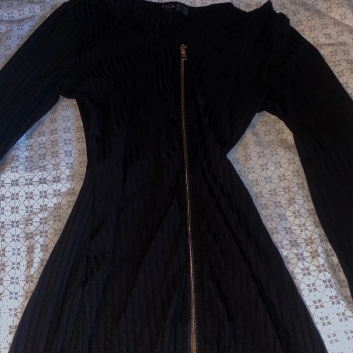 Svart långärmad klänning med dragkedja
