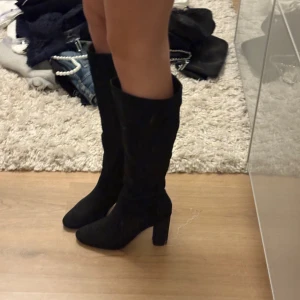 Boots med klackar  - Svin snygga boots med klackar perfekta till halloween eller vid vanliga tillställningar❣️⭐️ storlek 37 men något stora i storleken 