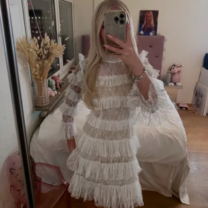 By Malina klänning - Jättefin By Malina-klänning 🤍 Elegant spetsklänning med volangdetaljer. Perfekt som studentklänning!! Endast använd en gång, i nyskick!  Nypris ca 2800 kr, säljer för 2000kr, men priset kan diskuteras. - Passar XS Skriv privat för fler bilder eller frågor 🫶🏽 