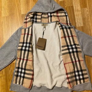 Grå zip hoodie från Burberry - Helt ny oanvänd zip hoodie burberry storlek L