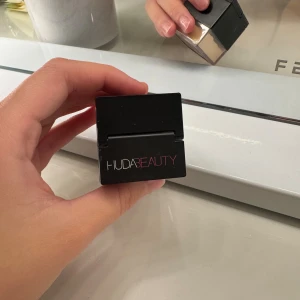 Huda Beauty Banana Bread Baking Powder - Loose baking och setting powder i färgen Banana Bread från Huda Beauty. Är travel size därför 6g puder. Andvändt ungefär halva. Se bild 3. Köpt från Sephora. Aldrig petat med något direkt i burken utan hällt över till en annan burk. 