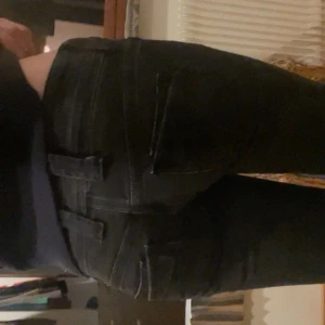 Säljer dessa jättesnygga super low waist Pepe jeansen - Säljer ett par svarta jeans från Pepe Jeans med klassisk femficksdesign och dubbla knappar i midjan. Säljer då dom tyvärr är för små!