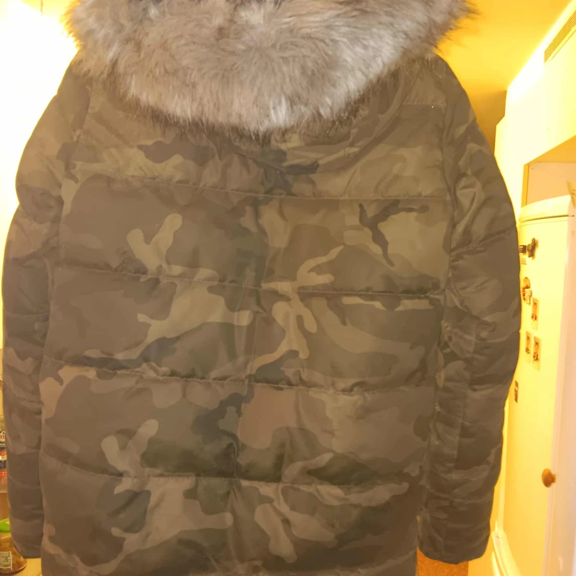 Camouflage pufferjacka med fuskpäls - 1