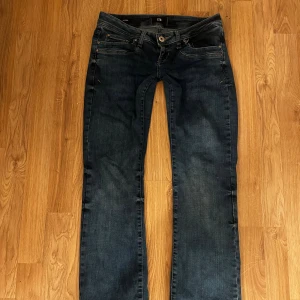 lågmidjade ltb jeans  - säljer dessa super trendiga ltb jeansen, storlek w26 l30🫶🏼