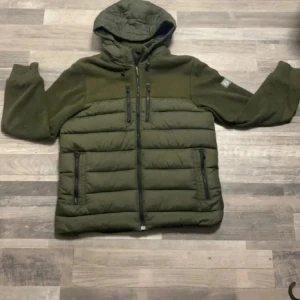 Grön cardigan - Säljer en snygg grön cardigan jacka från Sams black. Passar perfekt till höst och tidig vinter.