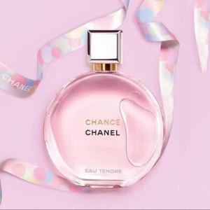 Chanel Chance Eau Tendre parfym - Chanel Chance Eau tendre. Perfekt för dig som vill ha en ikonisk och stilren parfym från ett av världens mest kända modehus. Dela med mig för er som vill prova doften 10ml