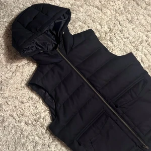 Stenströms väst - Säljer denna riktigt snygga västen från Stenströms. Västen är i storlek M och är i bra skick, inga defekter. Bara att skriva över frågor och funderingar.