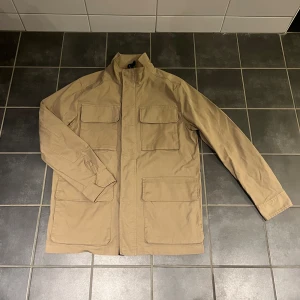 Fieldjacket - Hej! Säljer denna otroligt stiliga fieldjacket, passar perfekt till detta vädret, skick 10/10 ny, skriv gärna vid intresse eller frågor. 