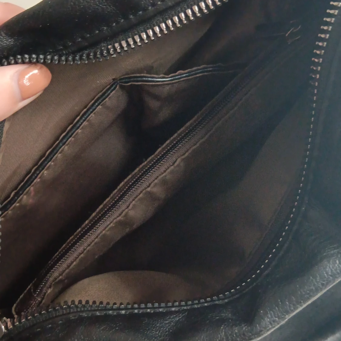 Svart axelväska med spännen - 4