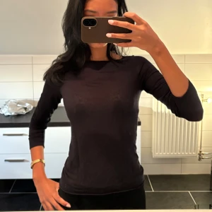 Svart långärmad från Intimissimi  - Säljer min Intimissimi Boat Neck Modal Cashmere Ultralight Jumper tröja. Lite nopprig, har även klippt den för den var för lång för min smak, därav priset (se bild 2). Original pris: 489kr. Skriv för fler bilder!🖤