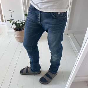 Jack and Jones jeans  - Sköna Jack and Jones jeans i storlek W33 L32 Slim. Mått A: 42 cm B: 104cm. Inga större defekter! Modellen är 180 cm 75 kg. Kom med frågor ✌️