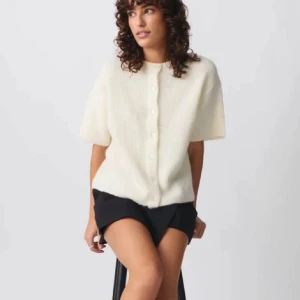 Vit/beige stickad kofta från Gina tricot - Kortärmad stickad kofta från Ginatricot. 