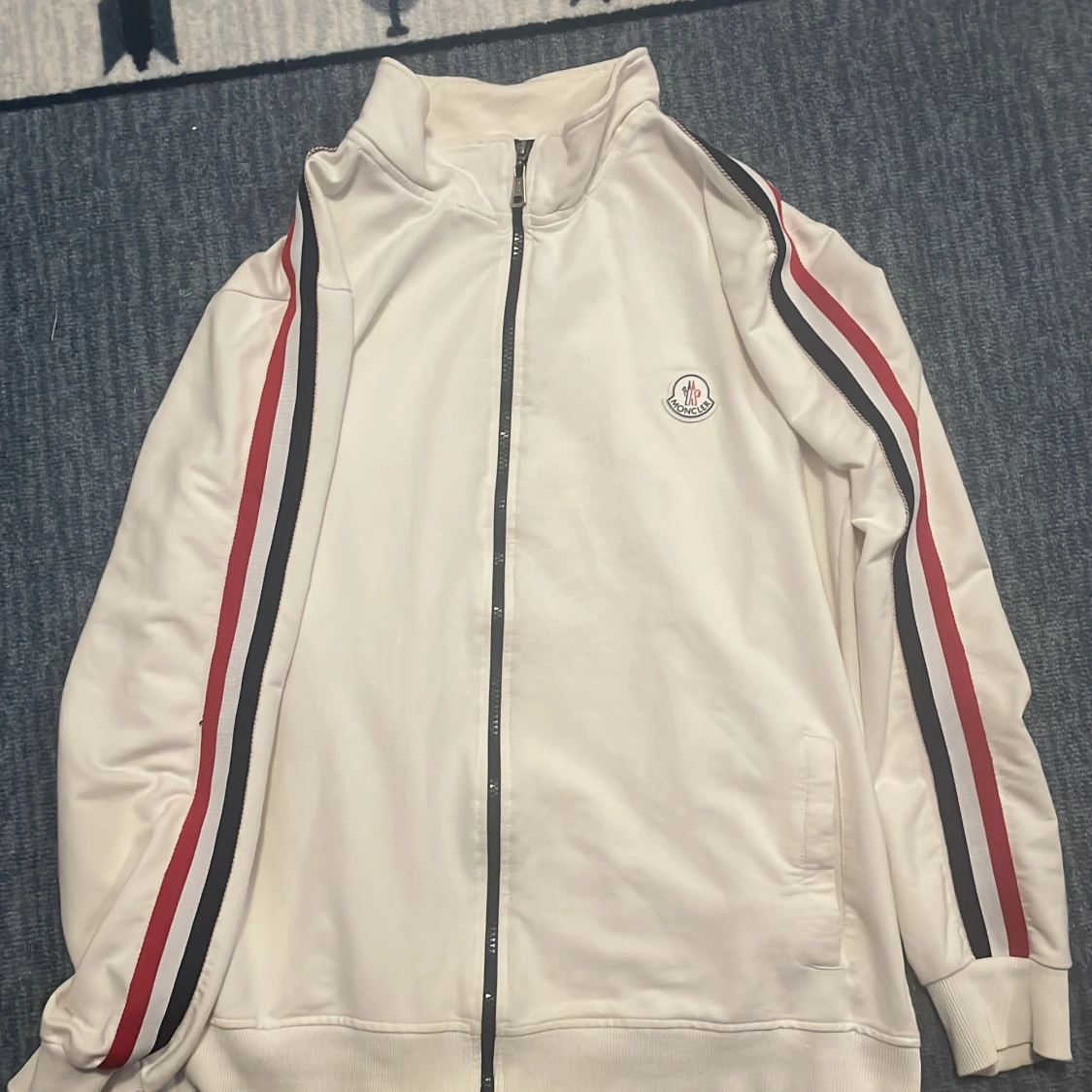 Vit Moncler ziptröja med ränder