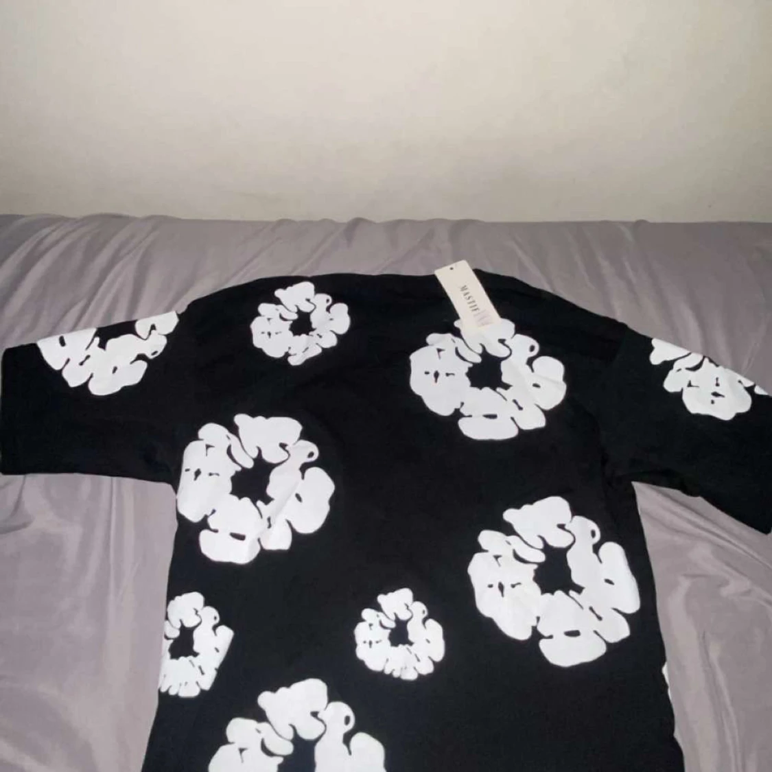 Svart t-shirt med vita blommor Mastiff - 1