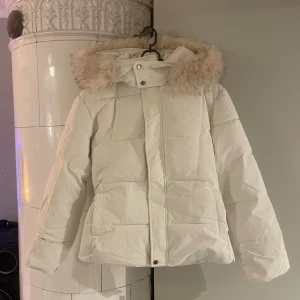 vit pufferjacka med pälsluva - helt ny! köpt för 650, storlek M men passar mig som har s. Pälsen är avtagbar och enkel att byta eller ta bort helt