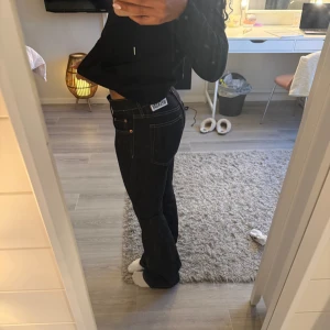 Svarta bootcut jeans från Wrangler - Säljer dessa helt slutsålda jeans från weekday då de var för små för mig, helt oanvända med lapp kvar!! Nypris 600!!💗💗 STL 25/32o