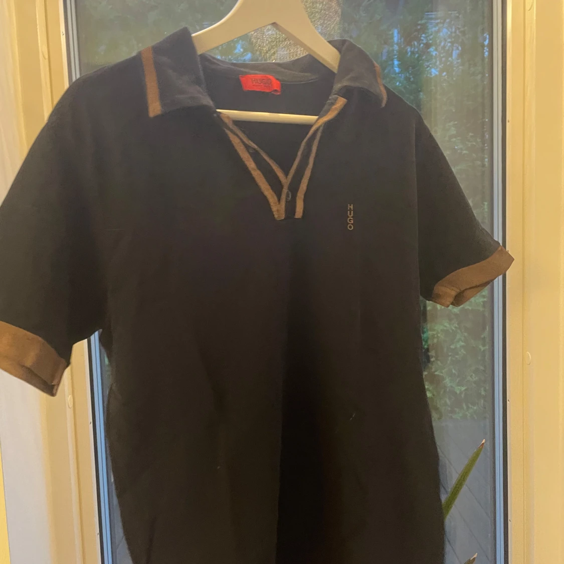 Svart Hugo Boss henley med bruna detaljer