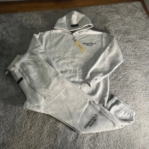 Essentials - 10/10 till vintern jätte mjuk och skön inne i tracksuiten 🤩‼️ s,m