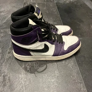 Jordan 1 high - storlek 44. Lite slitage under på båda därav priset
