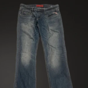Replay jeans - Replay Jeans!! Riktigt bra skick och modellen heter anbass och storleken är 30!!