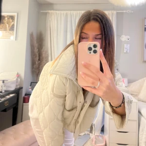 Quiltad pufferjacka från Zara  - Säljer en ljusbeige quiltad pufferjacka från Zara i storlek XS. Är lite större i storleken vilket jag tycker är snyggare!☺️