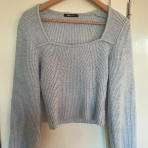 Ljusblå stickad tröja Gina Tricot - Superfin ljusblå stickad tröja från Gina Tricot med fyrkantig ringning och lång ärm. Tröjan är croppad och har en ribbad struktur. Säljer för att den är för stor. FRI FRAKT 🚚 🌸