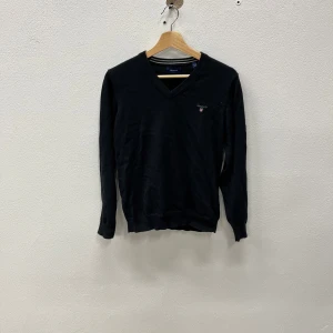 GANT tröja  - Svart stickad tröja från GANT med v-ringad hals |  Storlek S | Hör av dig vid frågor eller funderingar🤩!