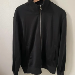 Arket svart träningjacka - Helt Oanvänd Arket träningsjacka med stilren stålkrage och dragkedja fram. 