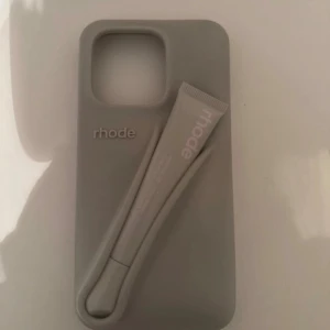 Rhode skal - Detta är till en iphone 14 pro. Väldigt snyggt. Säljer med oöppnat mobilskal. Skalet är använt men har inga defekter eller annat. Har även kvitto att visa för äkthet 