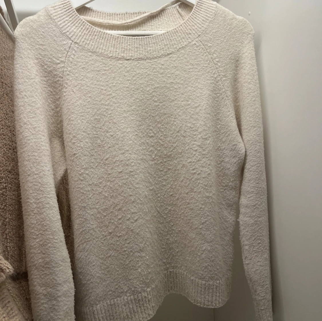 Krämvit stickad tröja med rund hals