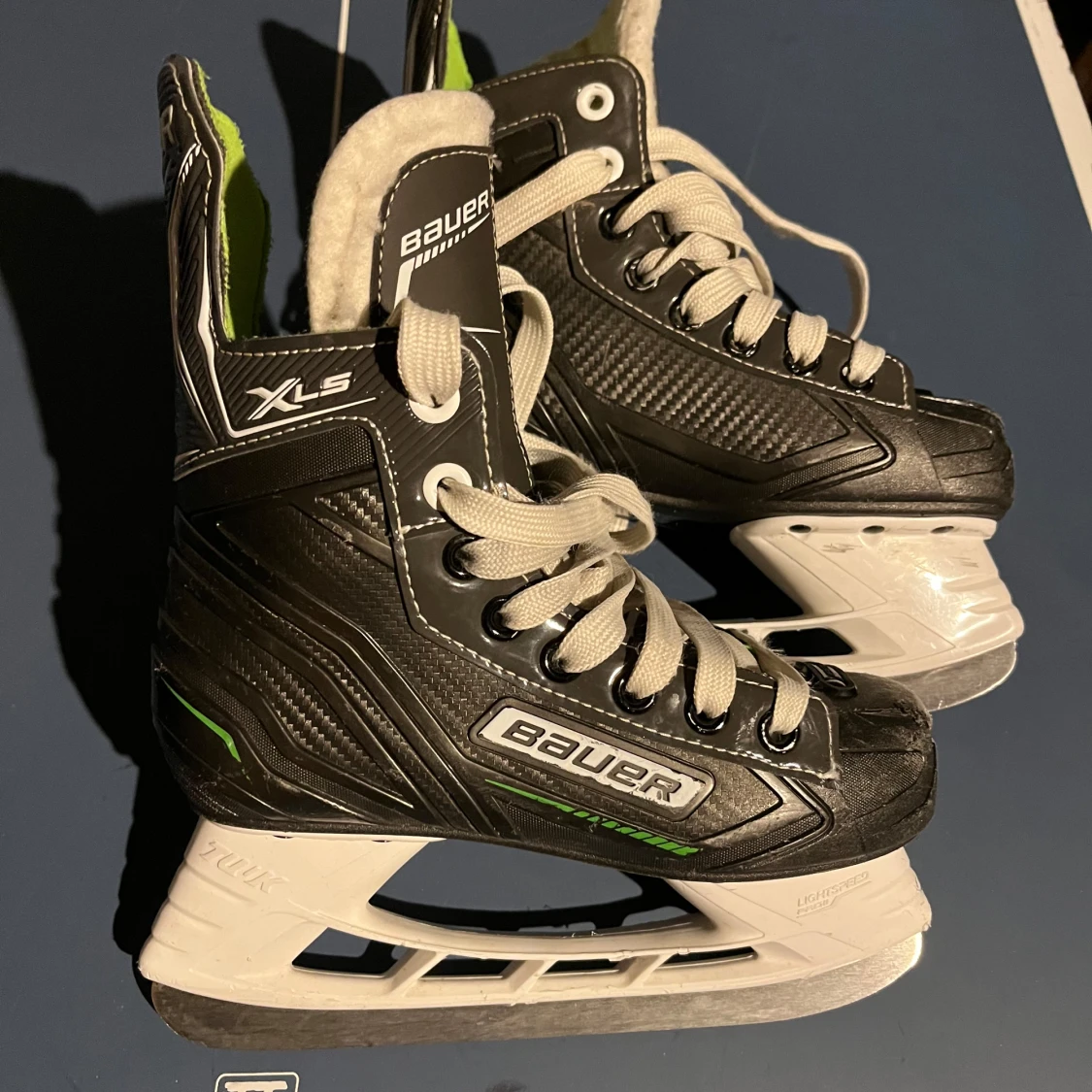 Svarta Bauer XLS skridskor