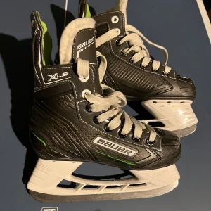 Svarta Bauer XLS skridskor - Säljer ett par svarta Bauer XLS skridskor. Är i gott bruksskick, ca 20 cm innermått. 