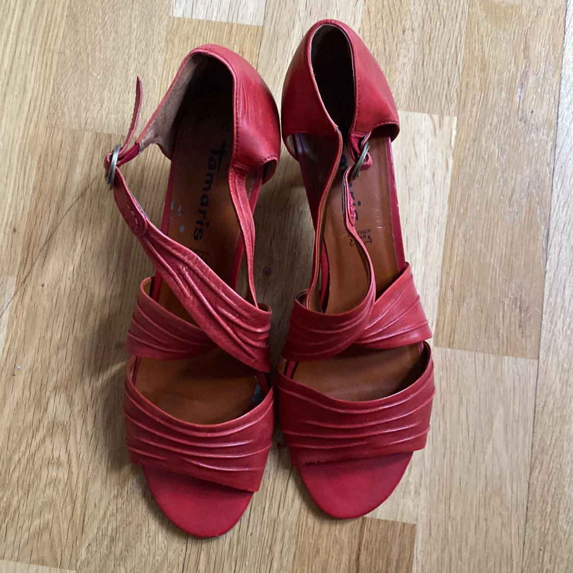 Högklackade skorna  - 1