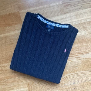 Navy Polo Ralph Lauren Crewneck unisex|| Small || ||Äkta|| - 🌸 Storlek: unisex S (motsvarar storlek 16 Kids) ✨ Skick: Utmärkt skick, inga defekter  Denna Polo Ralph Lauren Cable Crew Neck-tröja i djup marinblå färg 🟦 har en klassisk kabelstickad design som kombinerar stil och komfort. Rund halsringning ger ett tidlöst utseende, medan det mjuka tyget gör tröjan bekväm att bära året runt 🌿.  📏 Mått: 	•	Axel till Axel: 38Cm 	•	Midja: 42cm (gånger 2)  	•	Längd: 54cm 	•	Ärmlängd: 57cm  🧼 Tvättråd: Handtvätt kallt eller kemtvätt. Lägg plant för att torka för bä