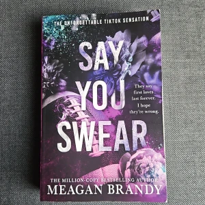 Say You Swear - En TikTok-sensation om kärlek, college och att hitta sig själv. Perfekt för dig som gillar romantik, drama och starka känslor. En berättelse om första kärleken, förändring och att våga gå vidare när livet tar oväntade vändningar.