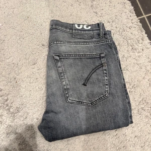 Dondup Jeans - Dondup jeans i storlek 30. modellen Dian. passar mig som är ca 185cm. Köpta helt nya så mycket fint skick. Hör av dig vid funderingar! mvh Ville