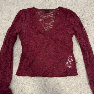 Vinröd spetsblus med v-ringning - Spets tröja från Gina ❤️