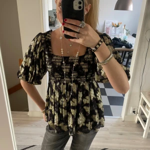 Fin blus med puffärm - Supersnygg svart vintage blus med glittriga guldblommor💕💕💕💕
