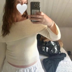 Offshoulder vit stickad tröja - Superfin offshoulder stickad tröja i vit färg från SHEIN  med bred ribbad kant upptill. Tröjan har lång ärm och är lite croppad i modellen. Perfekt för dig som vill ha en mysig men ändå snygg look.