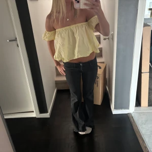 Gul offshoulder bolerotopp - Säljer en ljusgul offshoulder topp och korta ärmar.