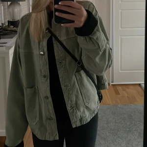 Oversized grön jeansjacka från H&M - En populär Mint grön jeans jacka från Zara🫶🏼 storlek S, väl omhändertagen