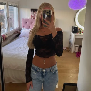 Svart spetstopp  - Superfin svart spets-topp 💋 Genomskinlig modell (så hade rekommenderat att ha linne eller bh under)  Aldrig använd och i perfekt skick 🤍 - Passar XS-S Skriv privat för fler bilder eller frågor 🫶🏽