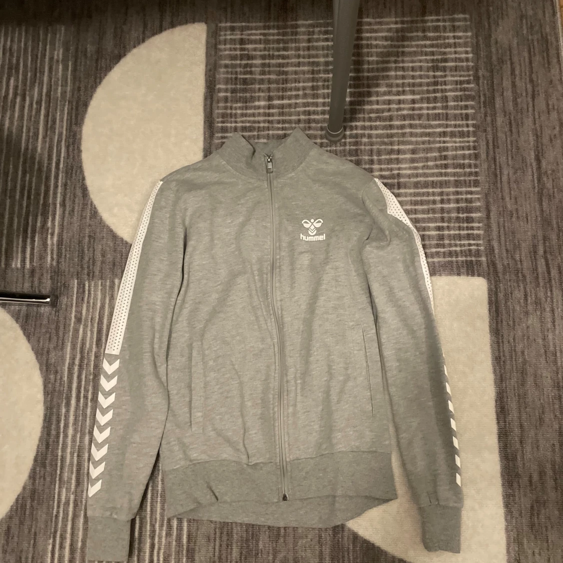 Grå ziptröja från Hummel S - 1