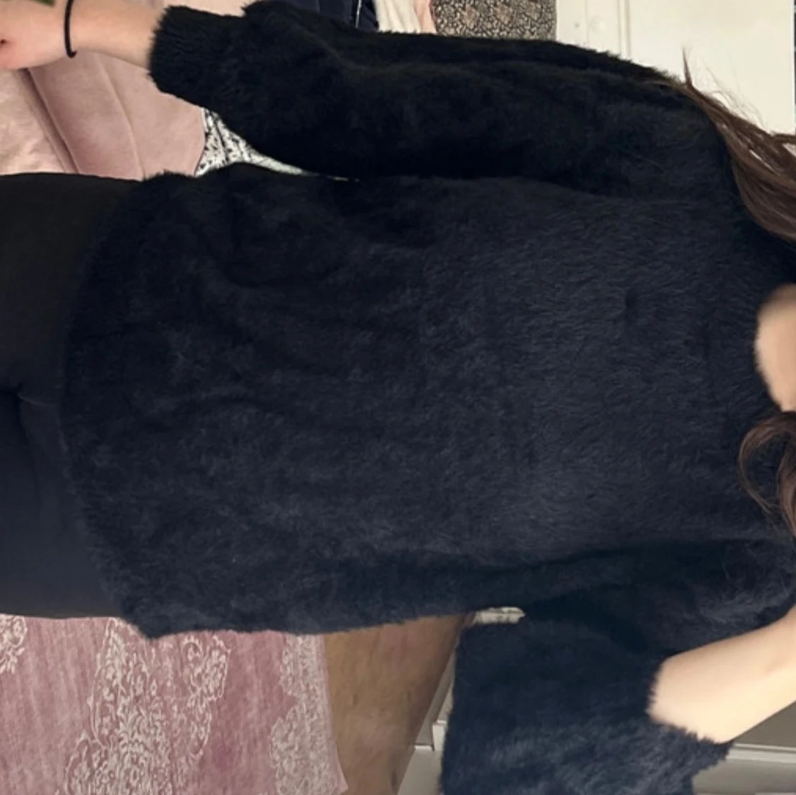 Svart fluffig tröja - 1