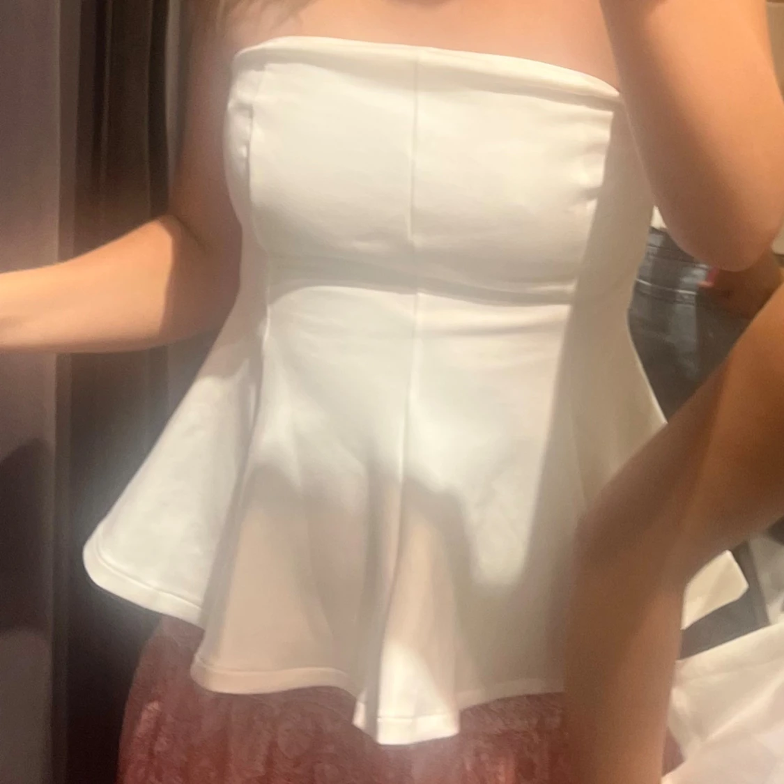 Vit axelbandslös peplum tubtopp