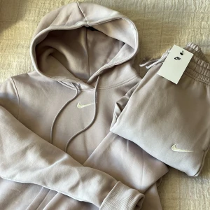 Nike sett - Säljer detta settet från nike med prislapp kvar. Köptes för 1200.