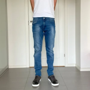 Replay Anbass Jeans  - Säljer nu dessa Replay Anbass jeans, W32 o L32, skriv för fler bilder/frågor🙌🏼