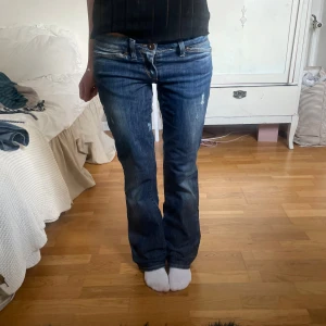 Blå bootcut jeans från Only - Snygga blå jeans från Only med bootcut passform och låg midja. Jag är 167  lång. Lappen är borta men skulle säga att de är i st Xs 