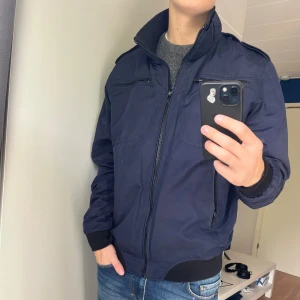 Jack&Jones jacka - 99kr, tar ej emot bud, står L men passar 100% S. Kontakta mig gärna för fler frågor! Skickar direkt med instabox, bring eller postnord! //JeansLabbet